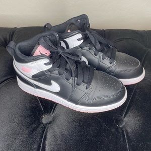 Nike Air Jordan Girls Sneakers 1Y